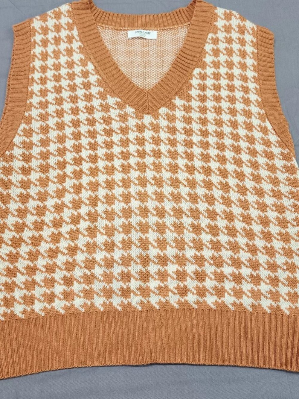 Double Zero Women's Sweater Vest Size L Orange White Houndstooth V-Neck Knit